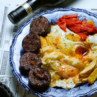 Huevos Fritos En Aove Con Patatas Y Morcilla De Burgos