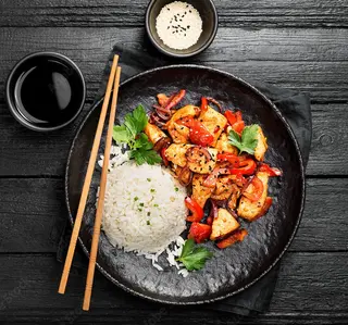 Wok de pui cu legume si orez la abur