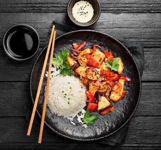 Wok de pui cu legume si orez la abur