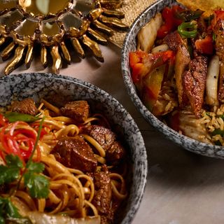 Dúo Especial : Arroz chaufa de pato + wok linguini  anticuchera + bebida