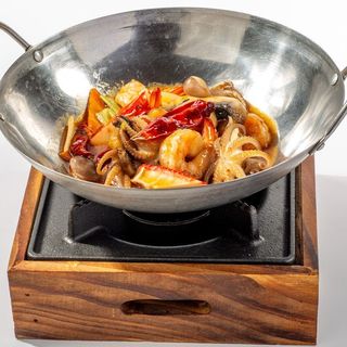 71. Pescado Mixto Picante con Olla al Fuego