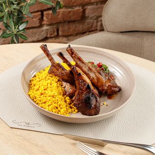 Cotlete de berbecuț cu bulgur și tabuleh