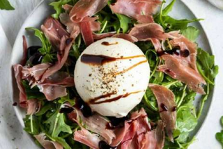 Салата Бурата и прошуто крудо с орехи