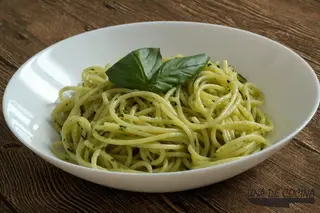 Espaguetis al pesto con parmesano