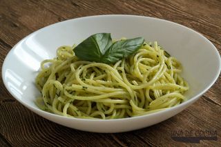 Espaguetis al pesto con parmesano