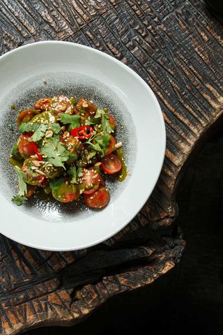 Салат із теплих баклажанів з томатами та соусом із кінзи