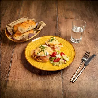 Ouă benedict cu salsa de queso și somon