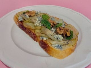 Тост з карамелізованою грушею та дор блю (275g)