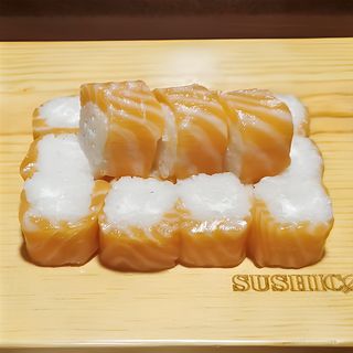 #1126 ROLO SALMÃO COM QUEIJO CREME (15 PEÇAS)