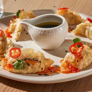 Surtido Gyozas con salsa de soja, aceite de sésamo y sweetchili