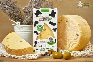 Cașcaval Caciotta din lapte de vaci, cu olive 