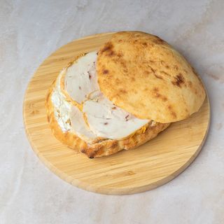 Čobanska lepinja sa rolovanom piletinom i kajmakom