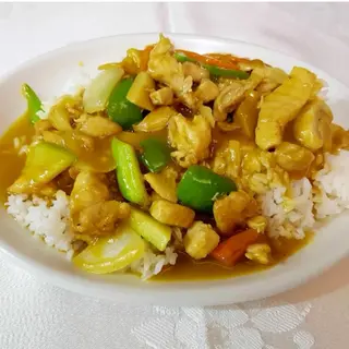 Arroz con pollo y salsa curry