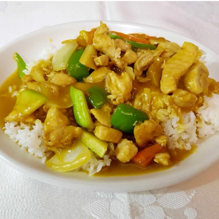 Arroz con pollo y salsa curry