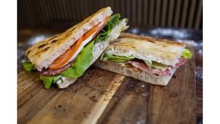 Focaccia cu salam