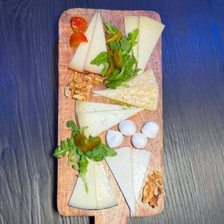 Tabla De Queso Con Pan Casero