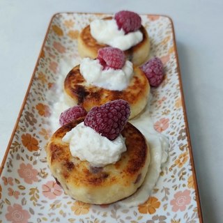 Sirniki sa brusnicom