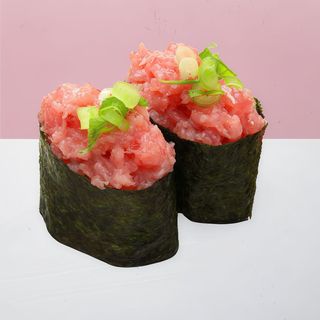 64a. Gunkan sushi de atún picante (2 uds.)