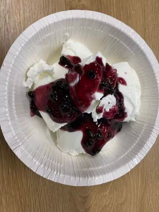 Цедено мляко с боровинки 