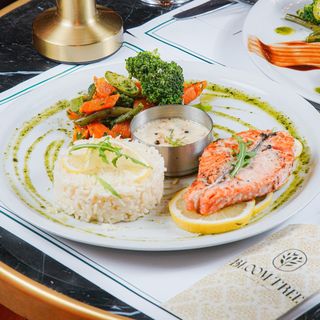 Pave De Saumon Sauce Crustacés