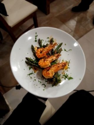 Кралски скариди с чесново масло върху сотирани аспержи (300г)