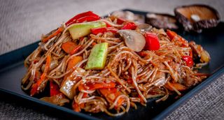 Noodles din orez cu legume și ciuperci champignon