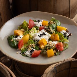 Зі страчателлою та томатами під лимонно - медовою заправкою (230 г)