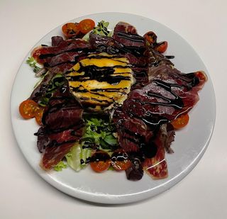 Ensalada de queso de cabra y Cecina