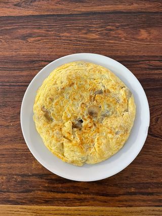 Tortilla de arroz, champiñones, cebolla y queso