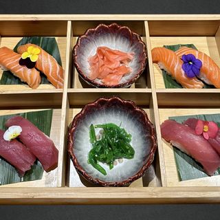 152.Nigiris sake maguro /8 pzs.