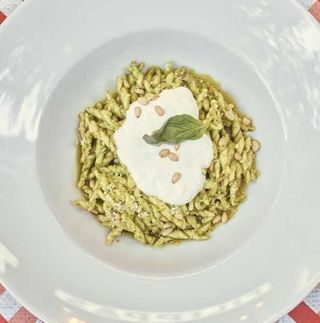 Trofie Al Pesto Con Stracciatella y Piñones