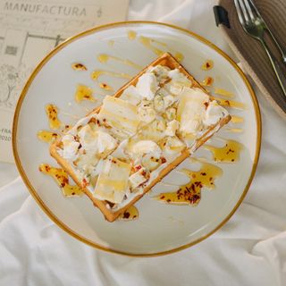 Гофра з чотирма видами сиру та гострим медом (190г)