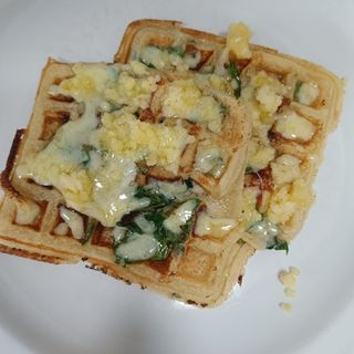 Waffles de Queijo e Espinafres