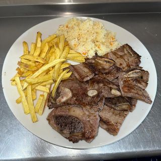Costilla De Ternera Angus, patatas fritas y arroz