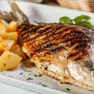 Дорадо (сібас) з печеною картоплею та соусом тартар (520г)