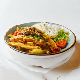 Wok de pollo y verduras salteadas con curry especiado y arroz