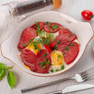 ГЛАЗУНЬЯ С КОЛБАСОЙ