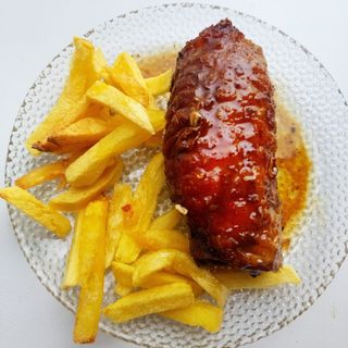 Muslo relleno de jamón York y bacon en salsa 