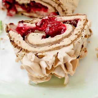 Меренговый рулет шоколадный (с вишней)