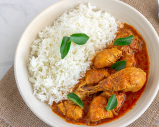 Arroz con pollo y salsa