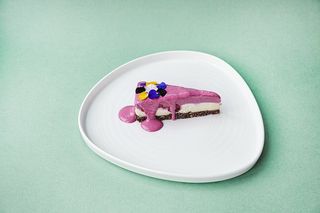 Raw cake cu vanilie și fructe de pădure