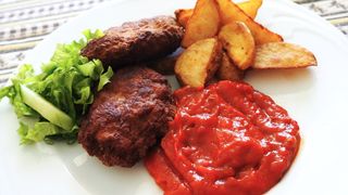 Домашни пържени кюфтета 2 бр. с ъс запечени картофи и лютеница 350 гр.