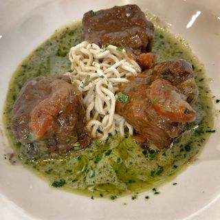 Carrillera de vaca  con noodles en crema de setas y salsa de curry verde