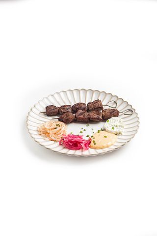 Шашлык из телятины на шпажках и авторскими дипами (350г)