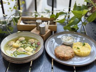 Zupa z klopsikami + Purée ziemniaczane z kotletem rybnym