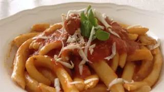 Maccheroncini di pasta fresca allo scarpariello