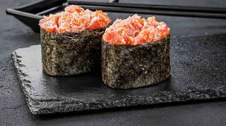 Суші гункан з тунцем