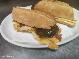 Bocadillo Tortilla Francesa Con Jamón Y Pimiento verde 