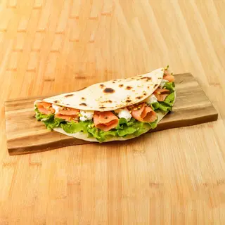 Piadina con salmone norvegese, stracciatella, pistacchi, zucchine grigliate