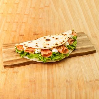 Piadina con salmone norvegese, squacquerone, zucchine grigliate